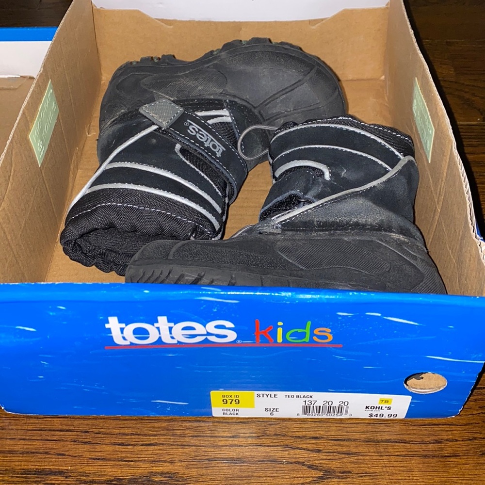 Totes Kids size 6 Black Boots
